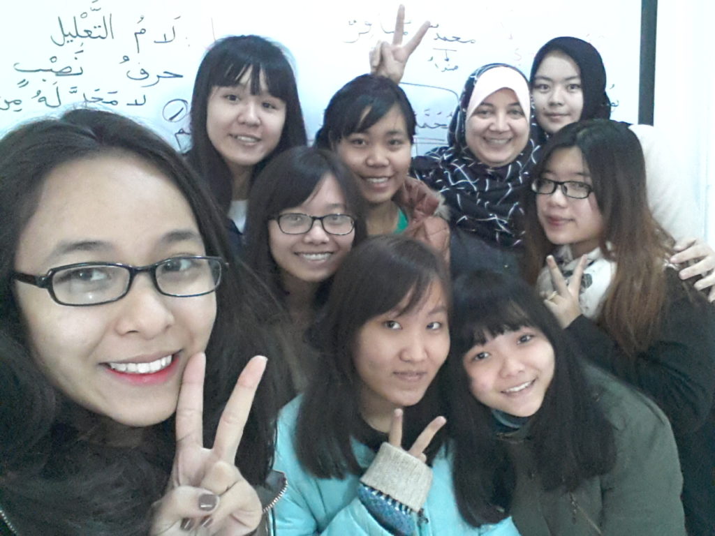 طالبات من فيتنام يتعلمن اللغة العربية