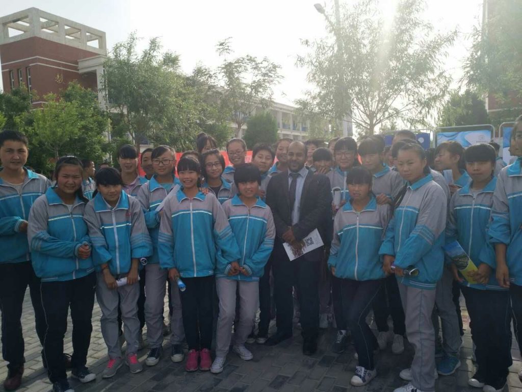 عقد ندوات عن تعلم اللغة العربية بالطرق الحديثة أثناء زيارة المدارس التي تدرس اللغة العربية كلغة أجنبية بجمهورية الصين الشعبية