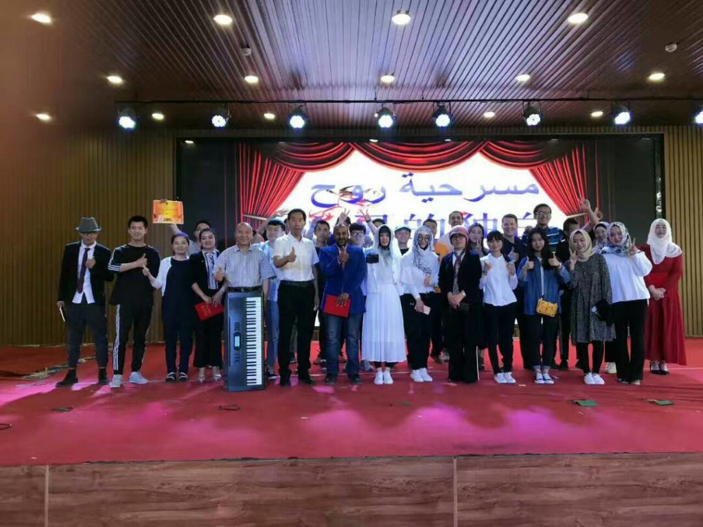 عش اللغة من خلال العروض المسرحية باللغة العربية